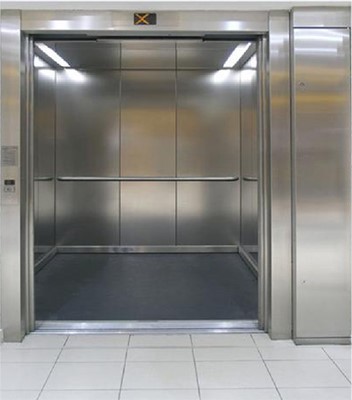 The speed and safety of the freight elevator door casing The speed and safety of the freight elevator door casing